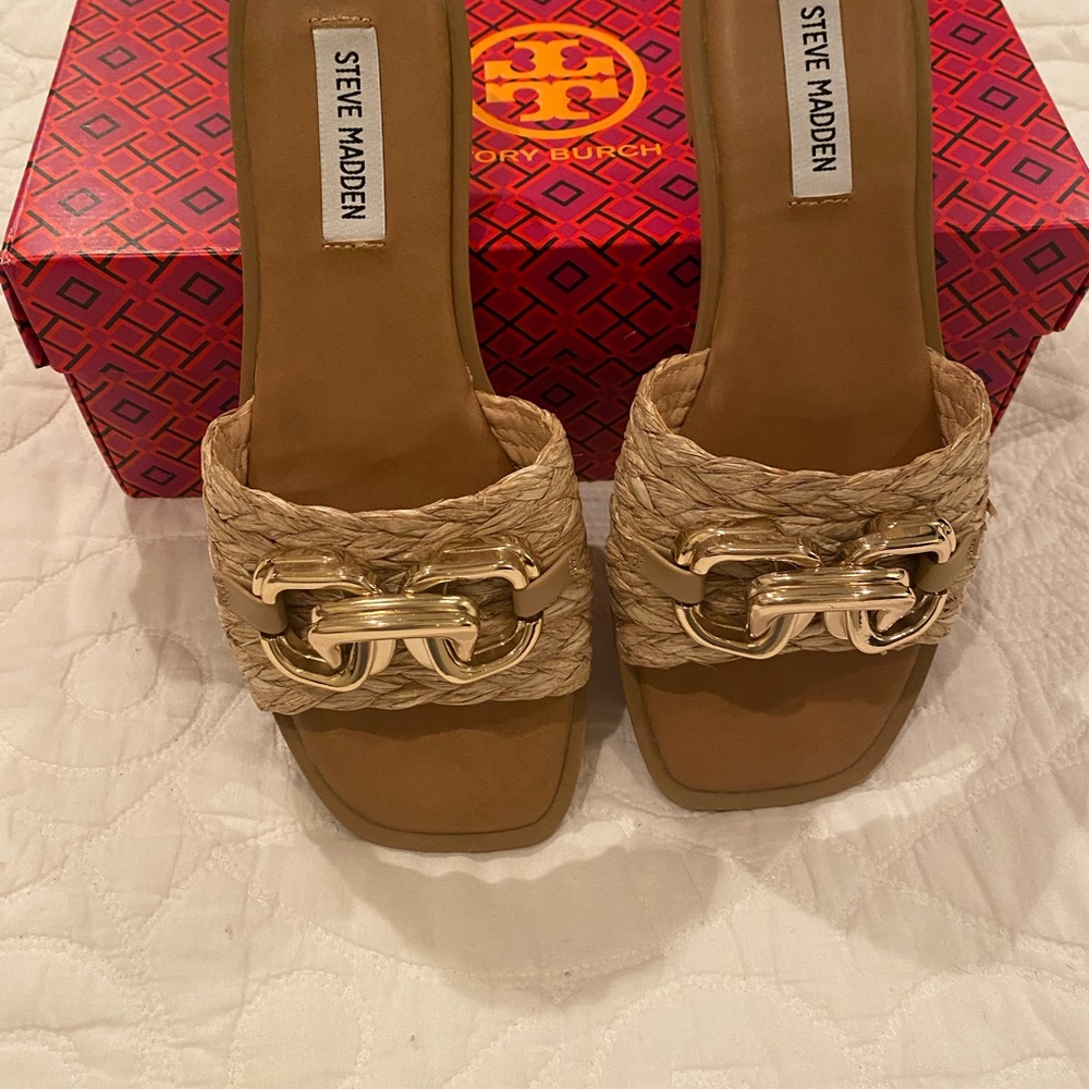 Beautiful Steve Madden Slides in a sea grass raffia with gold emblems !
